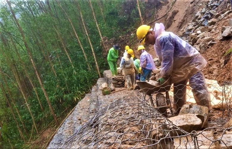 Huế: Nỗ lực gia cố rọ đ&aacute;, khắc phục sạt lở quốc lộ 49- Ảnh 12.