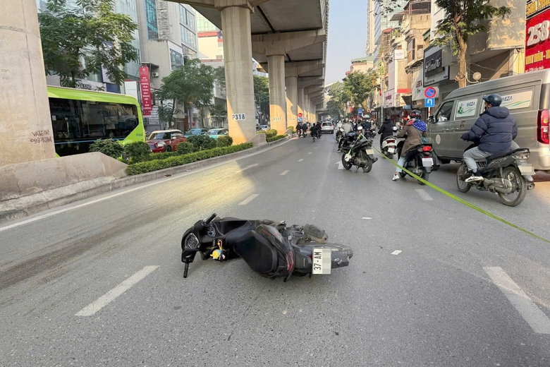 H&agrave; Nội: Nam thanh ni&ecirc;n đi xe m&aacute;y tử vong sau tai nạn ở Cầu Giấy- Ảnh 1.