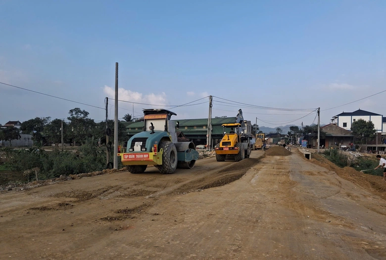 Tăng ca, b&ugrave; tiến độ để kịp th&ocirc;ng tuyến n&acirc;ng cấp, mở rộng quốc lộ 8C- Ảnh 2.