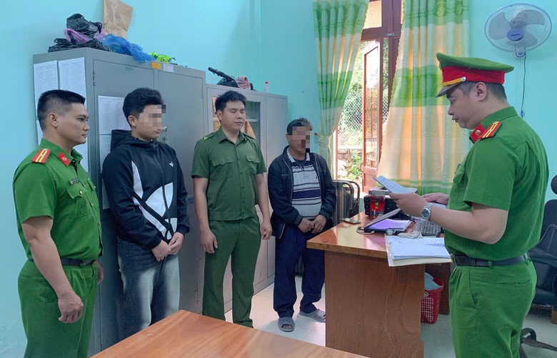 D&ugrave;ng gạch x&acirc;y n&eacute;m v&agrave;o xe m&aacute;y đang lưu th&ocirc;ng, nam thanh ni&ecirc;n bị bắt giam- Ảnh 1.