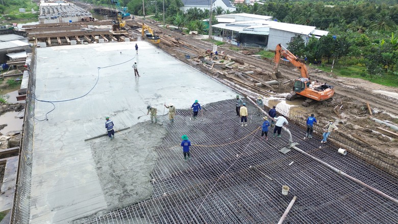 Đang di dời đường điện cao thế tr&ecirc;n cao tốc Cao L&atilde;nh - An Hữu- Ảnh 1.