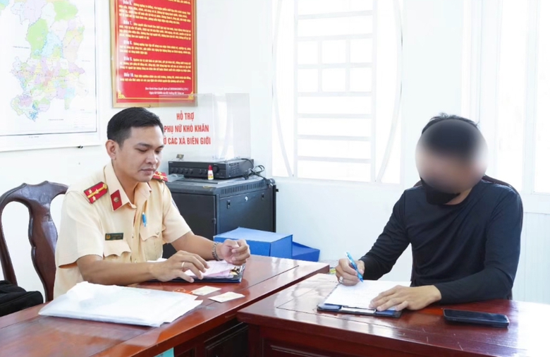 D&ugrave;ng ch&acirc;n l&aacute;i xe m&ocirc; t&ocirc; tr&ecirc;n đường ven s&ocirc;ng, thanh ni&ecirc;n ở Đồng Nai bị tịch thu xe- Ảnh 1.