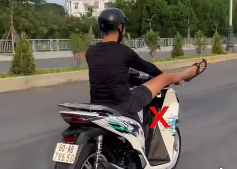 D&ugrave;ng ch&acirc;n l&aacute;i xe m&ocirc; t&ocirc; tr&ecirc;n đường ven s&ocirc;ng, thanh ni&ecirc;n ở Đồng Nai bị tịch thu xe- Ảnh 2.