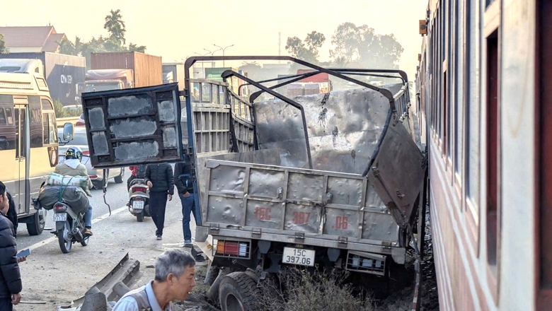 Hải Ph&ograve;ng: T&agrave;u hỏa va chạm xe tải tại lối đi tự mở, hai người bị thương- Ảnh 1.