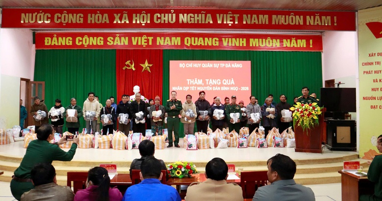 Bộ Chỉ huy quân sự Đà Nẵng bàn giao căn nhà xây mới đầu tiên trong Chiến dịch Quang Trung- Ảnh 3. Bộ Chỉ huy quân sự Đà Nẵng bàn giao căn nhà xây mới đầu tiên trong Chiến dịch Quang Trung- Ảnh 3.