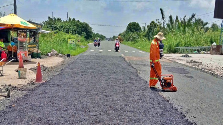 Cà Mau: Khẩn trương dặm vá quốc lộ 1, thoát nước sau mưa lớn kèm triều cường - Ảnh 1.