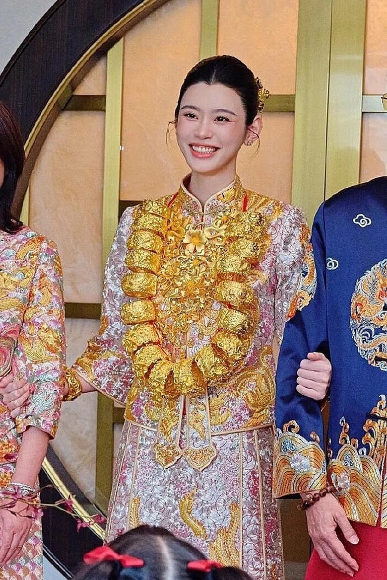 Siêu mẫu Hề Mộng Dao đeo 22 vòng vàng trong lễ cưới với con trai tỷ phú Macau- Ảnh 4.