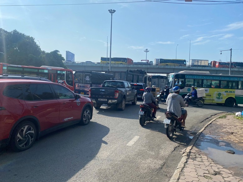 Nhiều tuyến đường ở Đồng Nai ùn tắc suốt buổi sáng, QL51 kẹt hơn 6km- Ảnh 6.