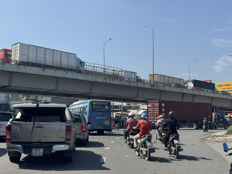 Nhiều tuyến đường ở Đồng Nai ùn tắc suốt buổi sáng, QL51 kẹt hơn 6km- Ảnh 2.