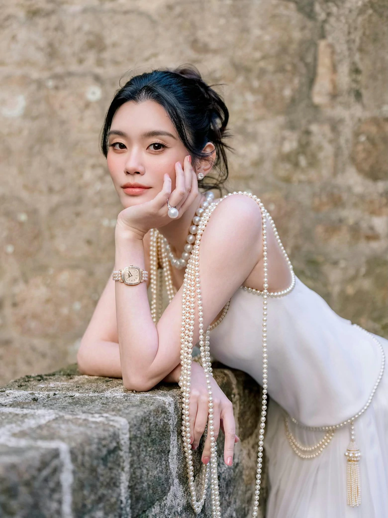 Siêu mẫu Hề Mộng Dao đeo 22 vòng vàng trong lễ cưới với con trai tỷ phú Macau- Ảnh 13.