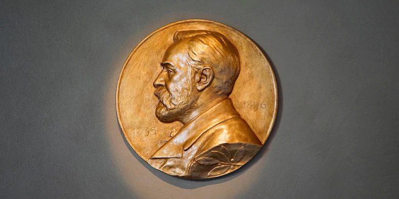 Vì sao Murakami, Tàn Tuyết khó giành Nobel Văn học 2026 dù đứng đầu bảng dự đoán?- Ảnh 1.