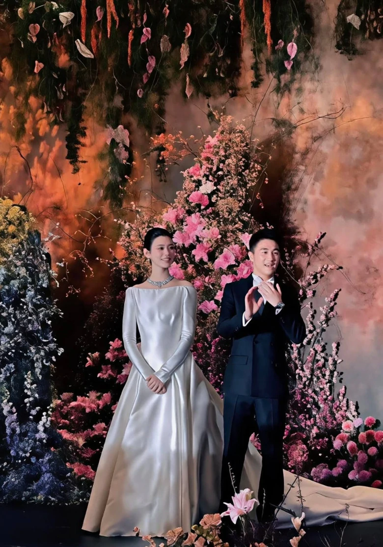 Siêu mẫu Hề Mộng Dao đeo 22 vòng vàng trong lễ cưới với con trai tỷ phú Macau- Ảnh 11.