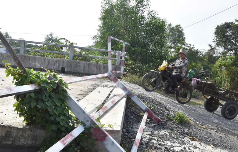 Cầu Kênh Năng ở Đồng Tháp chậm thông xe do vướng mặt bằng đường dẫn- Ảnh 1.