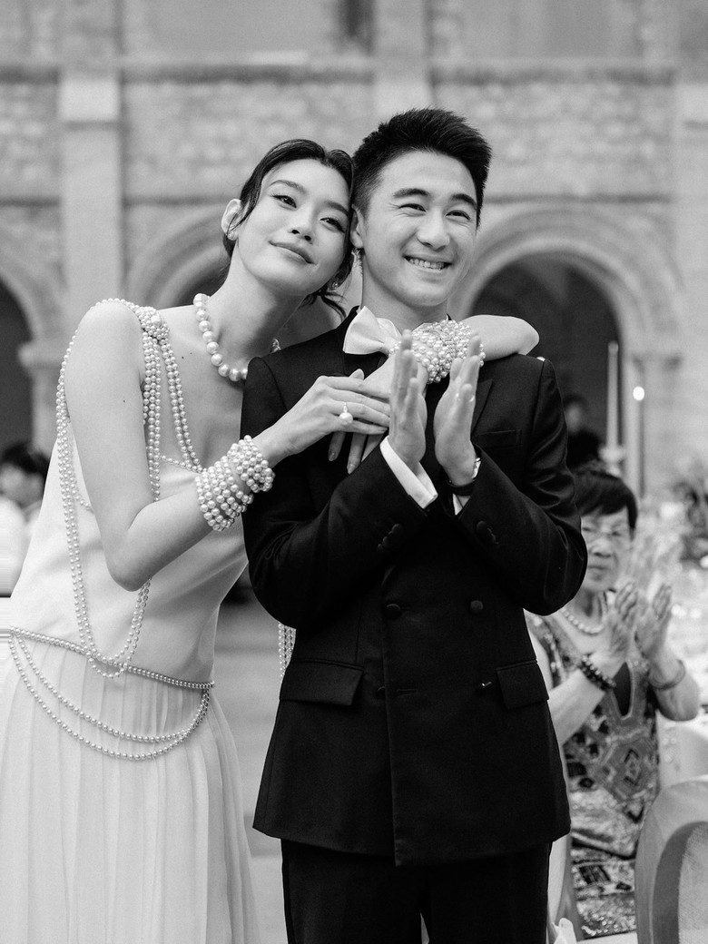 Siêu mẫu Hề Mộng Dao đeo 22 vòng vàng trong lễ cưới với con trai tỷ phú Macau- Ảnh 12.