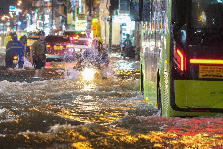 TP.HCM khẩn trương ứng phó với mưa lớn, triều cường và nguy cơ ngập úng- Ảnh 1.