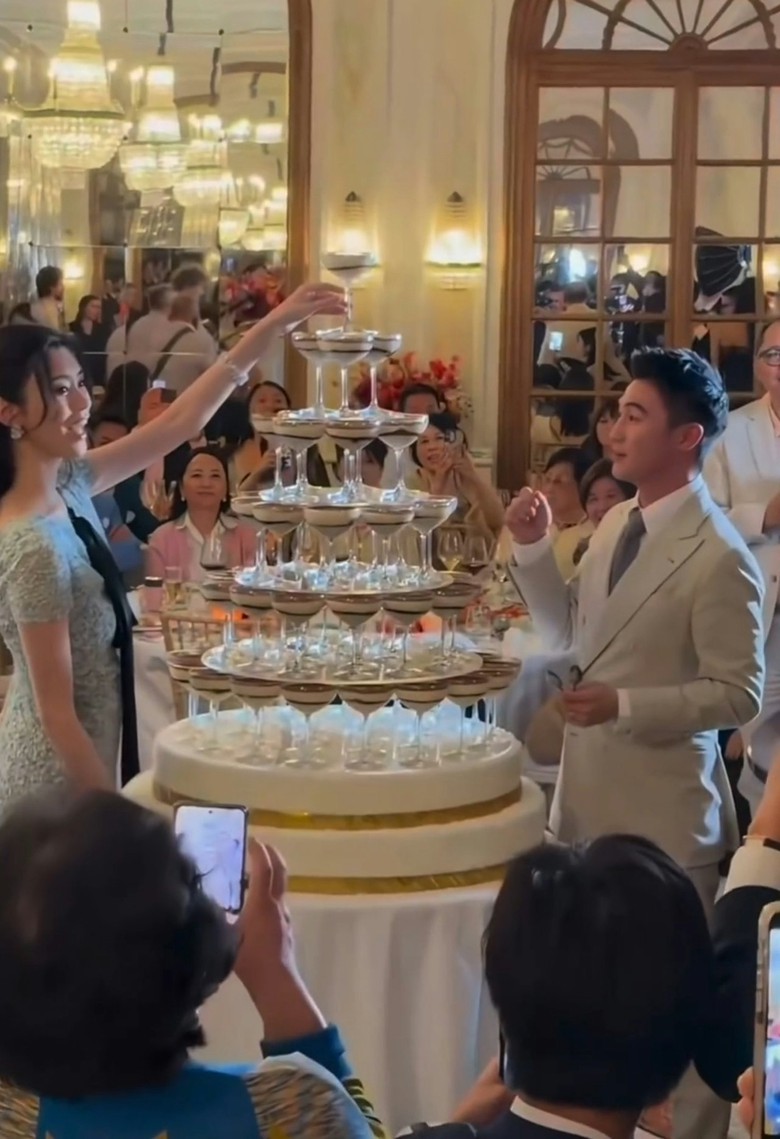 Siêu mẫu Hề Mộng Dao đeo 22 vòng vàng trong lễ cưới với con trai tỷ phú Macau- Ảnh 8.