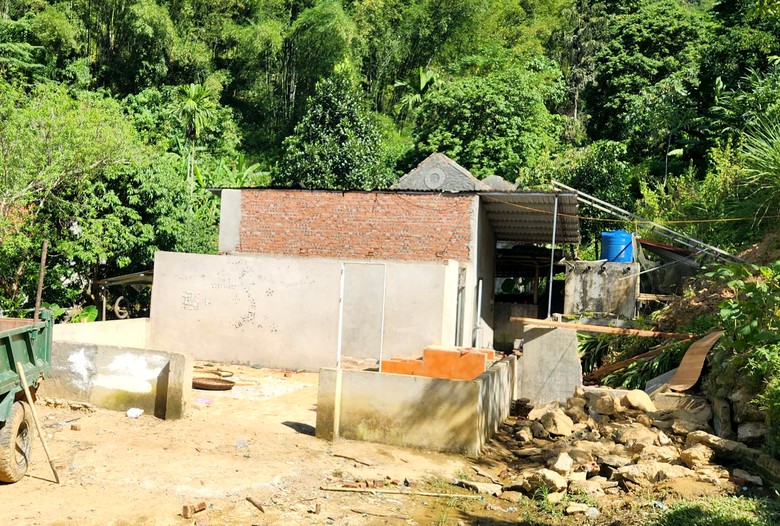 Khẩn cấp ứng phó sạt lở đồi, đe dọa 58 hộ dân và quốc lộ 217 qua Thanh Hóa- Ảnh 1.