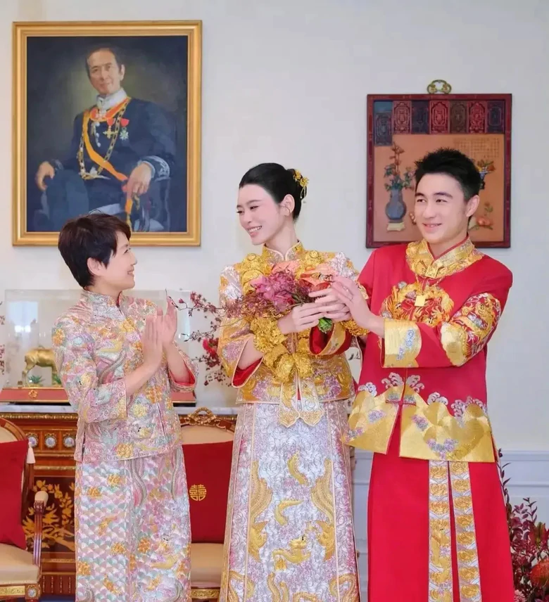 Siêu mẫu Hề Mộng Dao đeo 22 vòng vàng trong lễ cưới với con trai tỷ phú Macau- Ảnh 1.