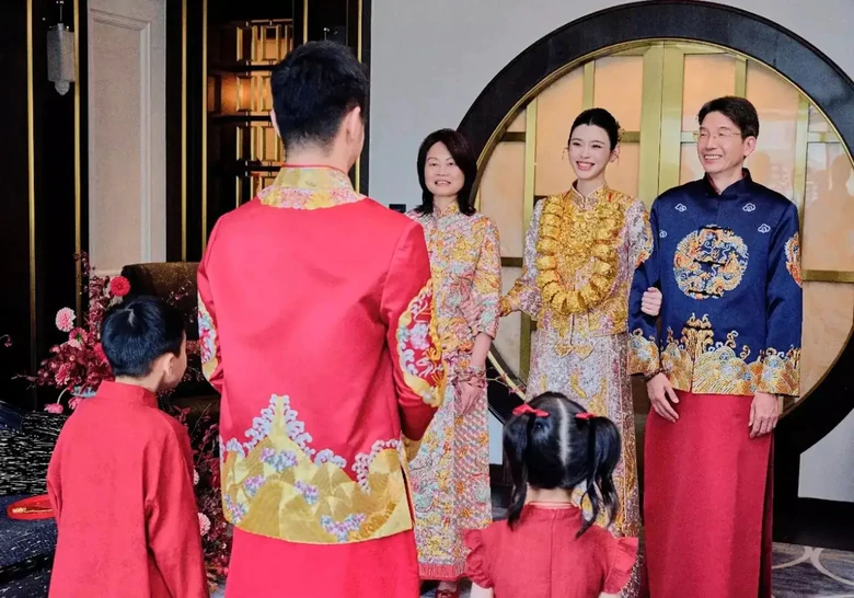 Siêu mẫu Hề Mộng Dao đeo 22 vòng vàng trong lễ cưới với con trai tỷ phú Macau- Ảnh 2.