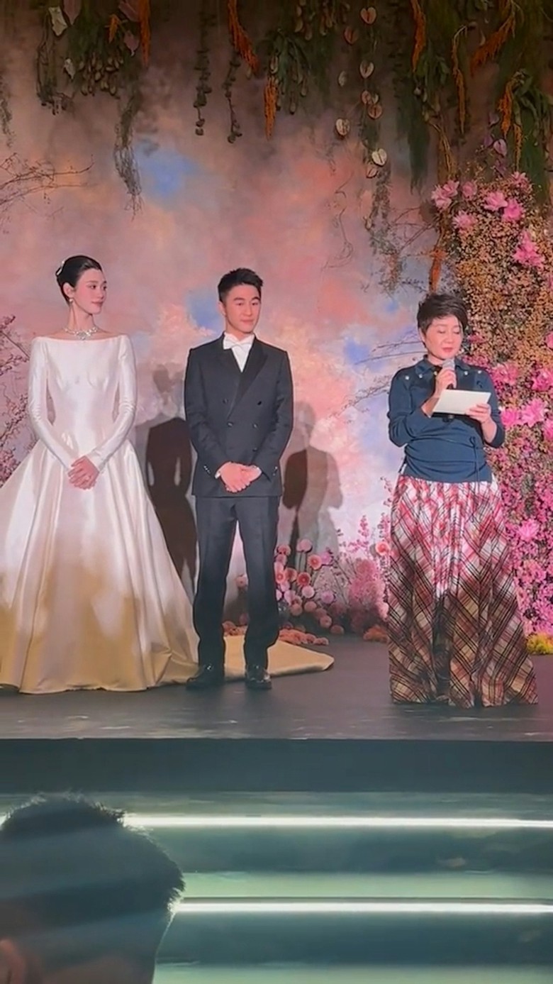 Siêu mẫu Hề Mộng Dao đeo 22 vòng vàng trong lễ cưới với con trai tỷ phú Macau- Ảnh 6.