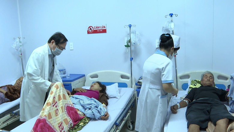Quảng Ngãi tích cực cấp cứu gần 20 bệnh nhân bị ngộ độc sau ăn bánh mỳ- Ảnh 1.