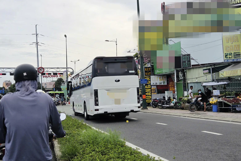 TP.HCM: Xe khách va chạm xe đạp, cụ bà 79 tuổi tử vong- Ảnh 1.