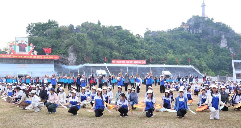 Gần 2.000 người tham gia lễ phát động phong trào toàn dân tập luyện thể thao tại Lạng Sơn- Ảnh 1.