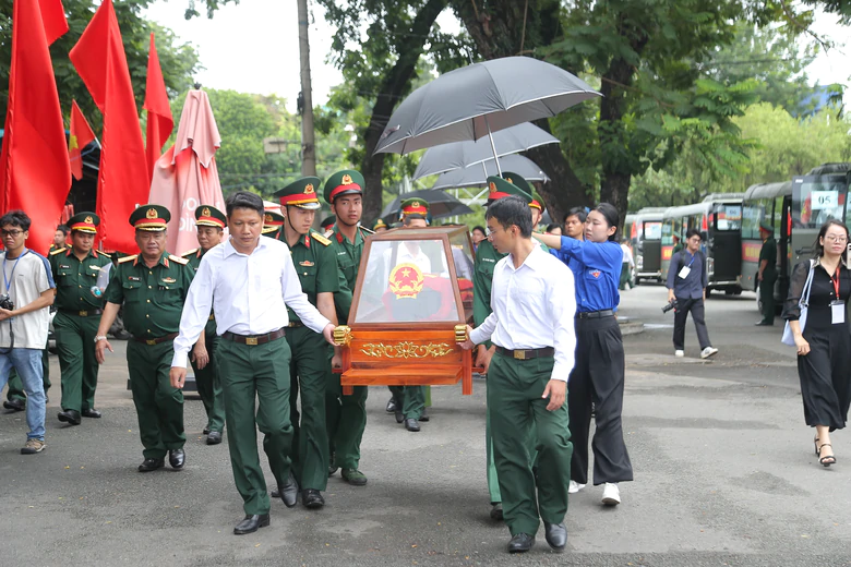 Người dân TP.HCM được kêu gọi cầm hoa trắng tiễn đưa 731 hài cốt liệt sĩ - Ảnh 1.