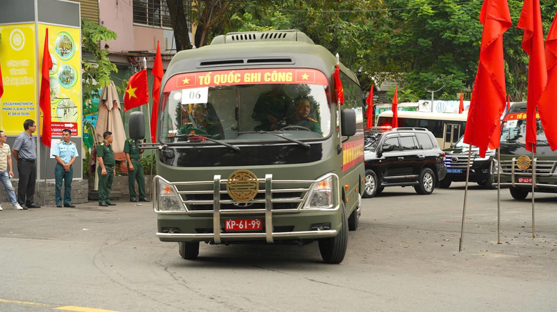 Người dân TP.HCM được kêu gọi cầm hoa trắng tiễn đưa 731 hài cốt liệt sĩ - Ảnh 4.