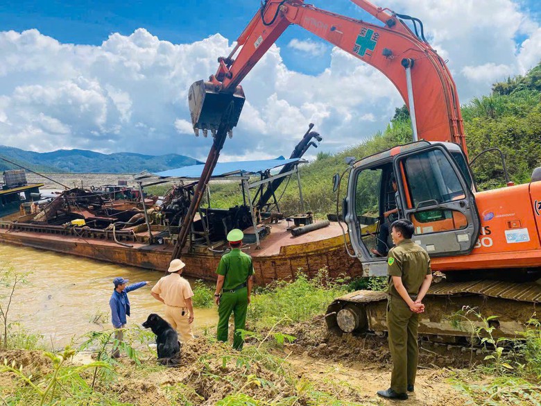 Lâm Đồng: Doanh nghiệp tự nguyện tháo dỡ thiết bị hút cát, đưa 3 phương tiện thủy lên bờ- Ảnh 2.