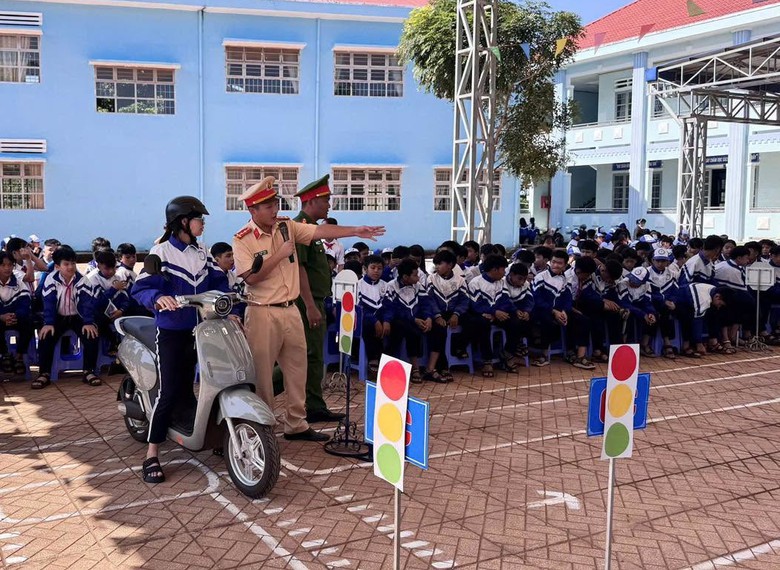 Lâm Đồng: Tuyên truyền an toàn giao thông, phòng chống ma túy cho 750 giáo viên, học sinh- Ảnh 1.