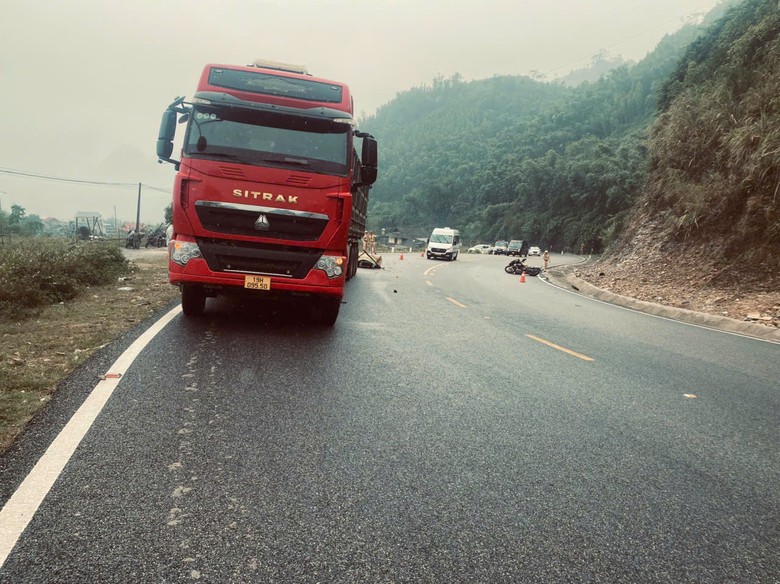 Phú Thọ: Ngã xe máy trên QL6, người phụ nữ bị xe tải cán tử vong- Ảnh 1.