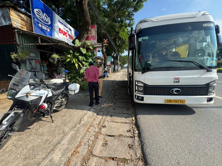 CSGT TP.HCM tăng giám sát vi phạm, siết kiểm tra xe khách - Ảnh 3.