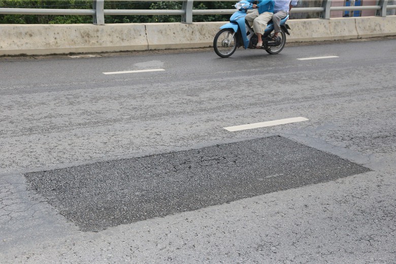 Sửa chữa những hư hỏng cục bộ trên cầu vượt đường sắt QL7A ở Nghệ An- Ảnh 6.