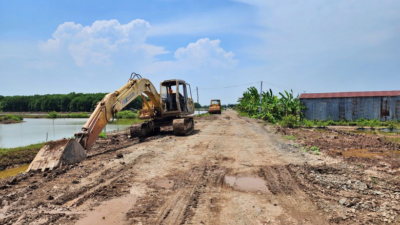 Cà Mau: Đẩy nhanh tiến độ thi công đường đê Biển Đông gần 100 tỷ đồng- Ảnh 2.