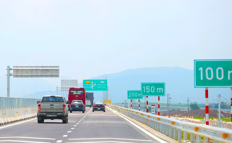 Cục Đường bộ Việt Nam yêu cầu bổ sung biển báo khoảng cách an toàn trên các tuyến cao tốc - Ảnh 1.