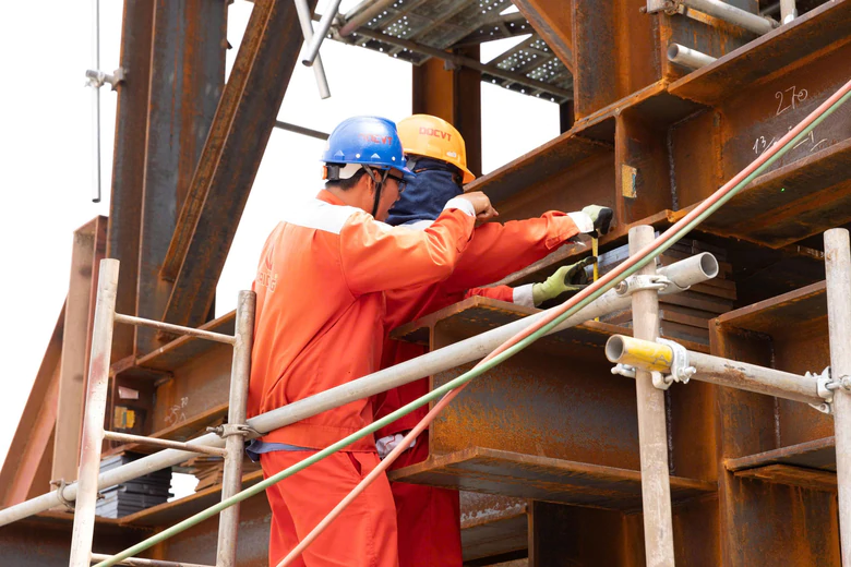 Cầu đi bộ qua sông Sài Gòn thử tải thành công, chuẩn bị hợp long - Ảnh 2.