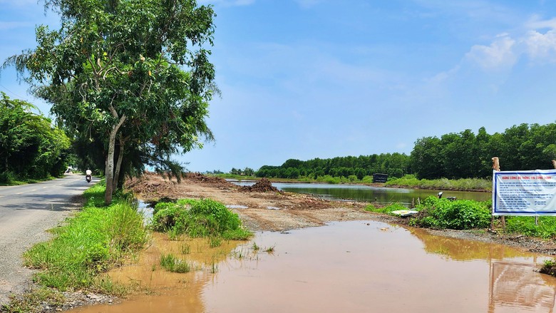 Cà Mau: Đẩy nhanh tiến độ thi công đường đê Biển Đông gần 100 tỷ đồng- Ảnh 4.