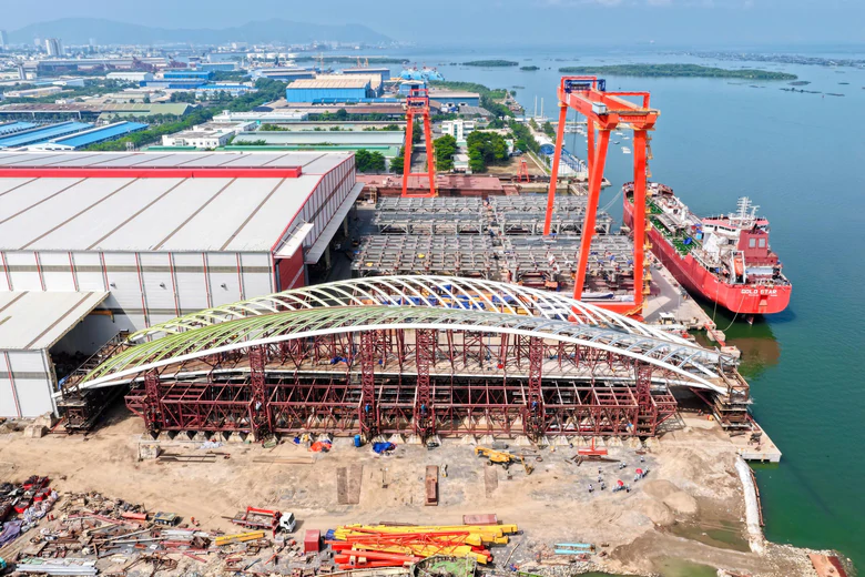 Cầu đi bộ qua sông Sài Gòn thử tải thành công, chuẩn bị hợp long - Ảnh 3.