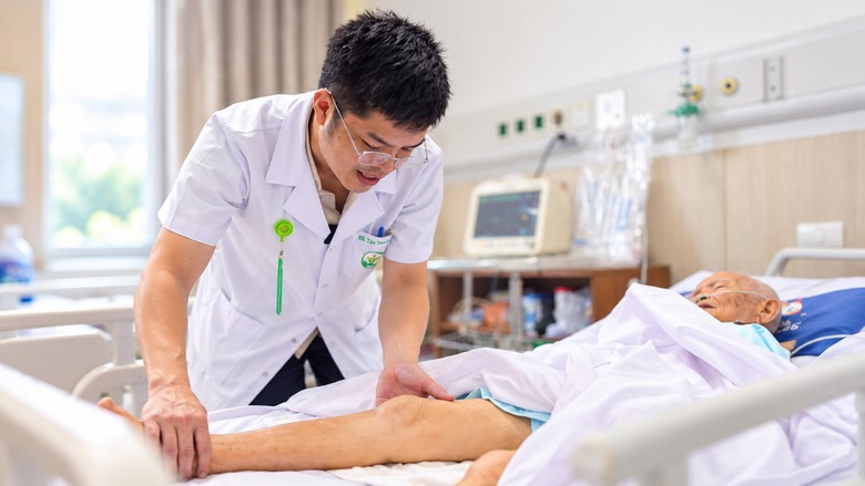 Phẫu thuật thay khớp háng thành công cho cụ bà 100 tuổi- Ảnh 2.