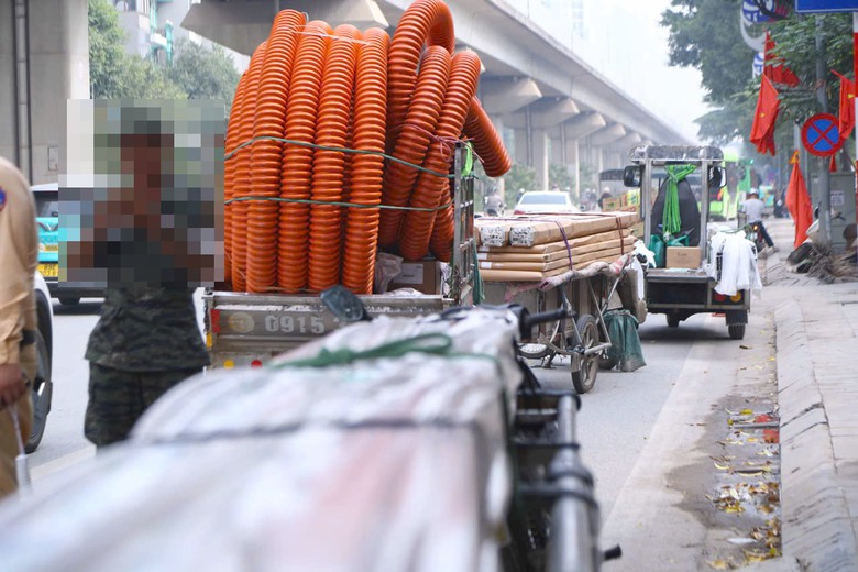 Hà Nội: CSGT quyết liệt xử lý xe tự chế chở hàng cồng kềnh ngăn tai nạn, tài xế nói gì?- Ảnh 4.