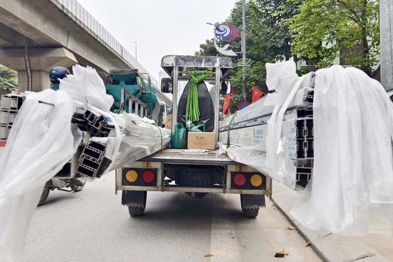Hà Nội: CSGT quyết liệt xử lý xe tự chế chở hàng cồng kềnh ngăn tai nạn, tài xế nói gì?- Ảnh 1.