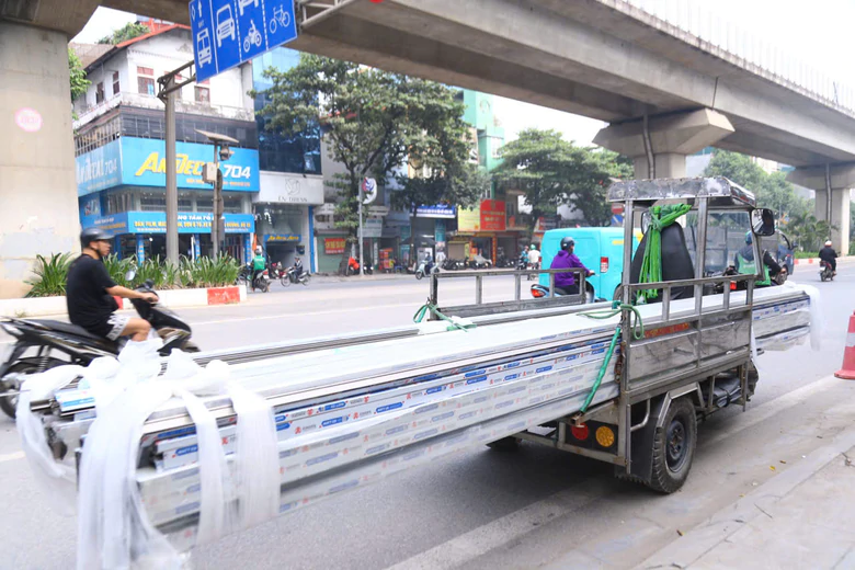 Hà Nội: CSGT quyết liệt xử lý xe tự chế chở hàng cồng kềnh ngăn tai nạn, tài xế nói gì?- Ảnh 2.