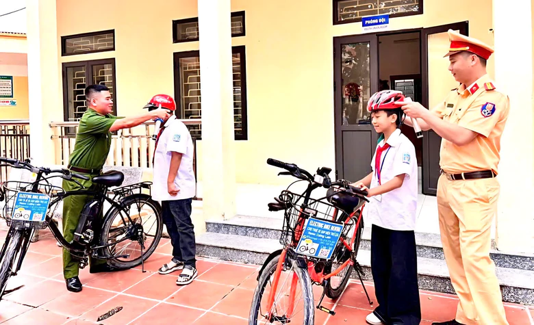 Ninh Bình: Tuyên truyền an toàn giao thông tới 1.800 cán bộ và học sinh- Ảnh 2.