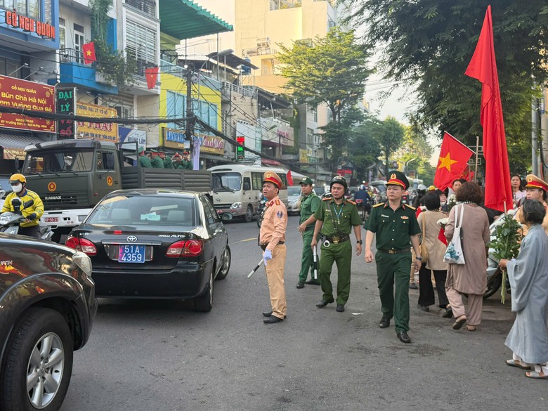 Hàng nghìn người dân TP.HCM tri ân 731 liệt sĩ trên hành trình về đất mẹ- Ảnh 5.