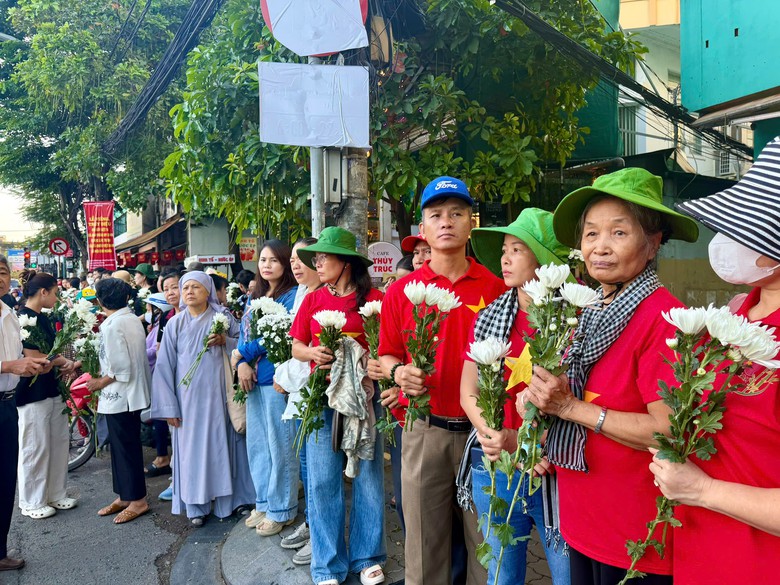 Hàng nghìn người dân TP.HCM tri ân 731 liệt sĩ trên hành trình về đất mẹ- Ảnh 6.