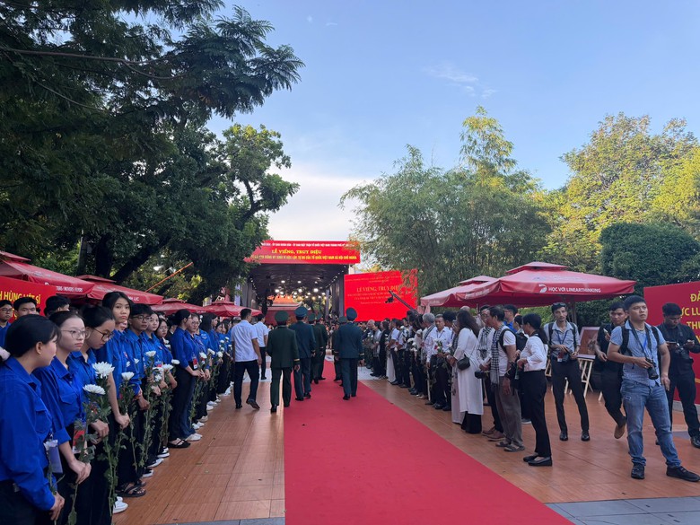 Hàng nghìn người dân TP.HCM tri ân 731 liệt sĩ trên hành trình về đất mẹ- Ảnh 8.