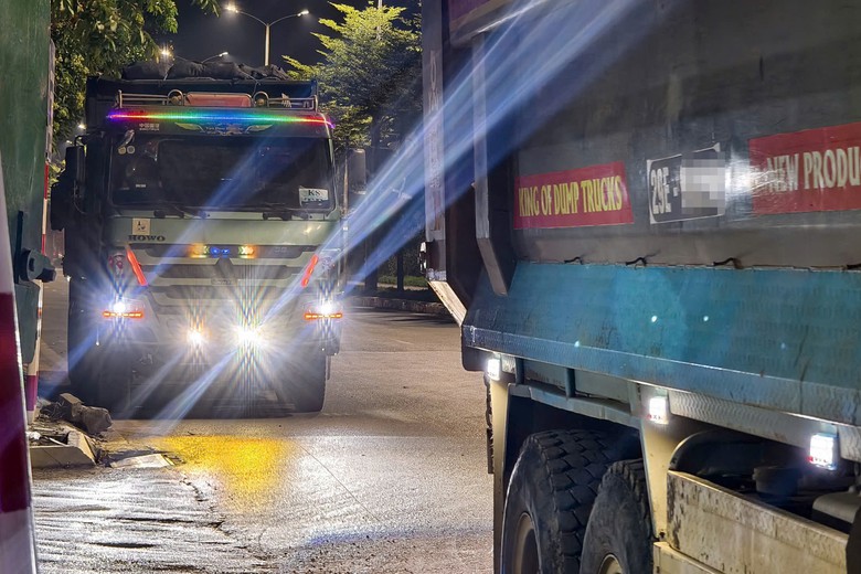 CSGT xử lý loạt xe tải độ còi hơi và đèn Led, tài xế tiết lộ "mánh khóe" qua mặt đăng kiểm- Ảnh 1.