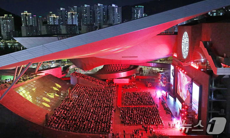 Liên hoan phim Busan lập kỷ lục mới, chính thức thành cửa ngõ đến Oscar - Ảnh 1.