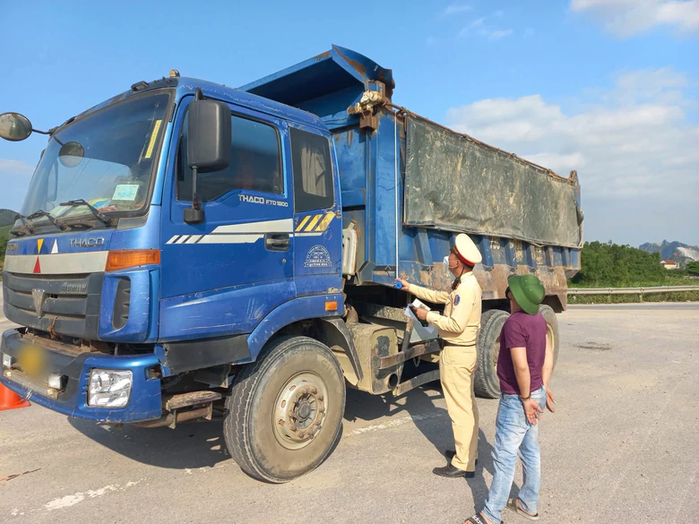 Quảng Trị: Tổng kiểm tra xe ben, xe quá tải, xe cơi nới thành thùng từ 15/10- Ảnh 3.